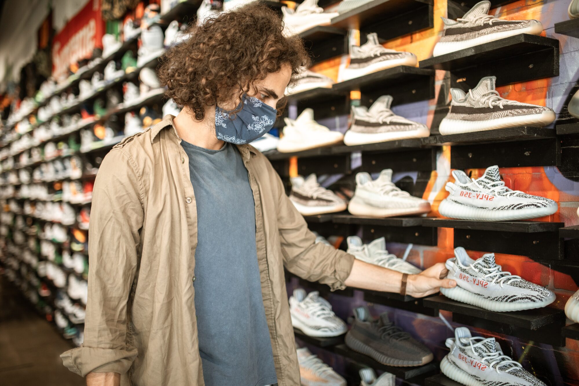 en distintas tiendas puedes conseguir el yeezy boost 350 quien compite con su vs yeezy foam