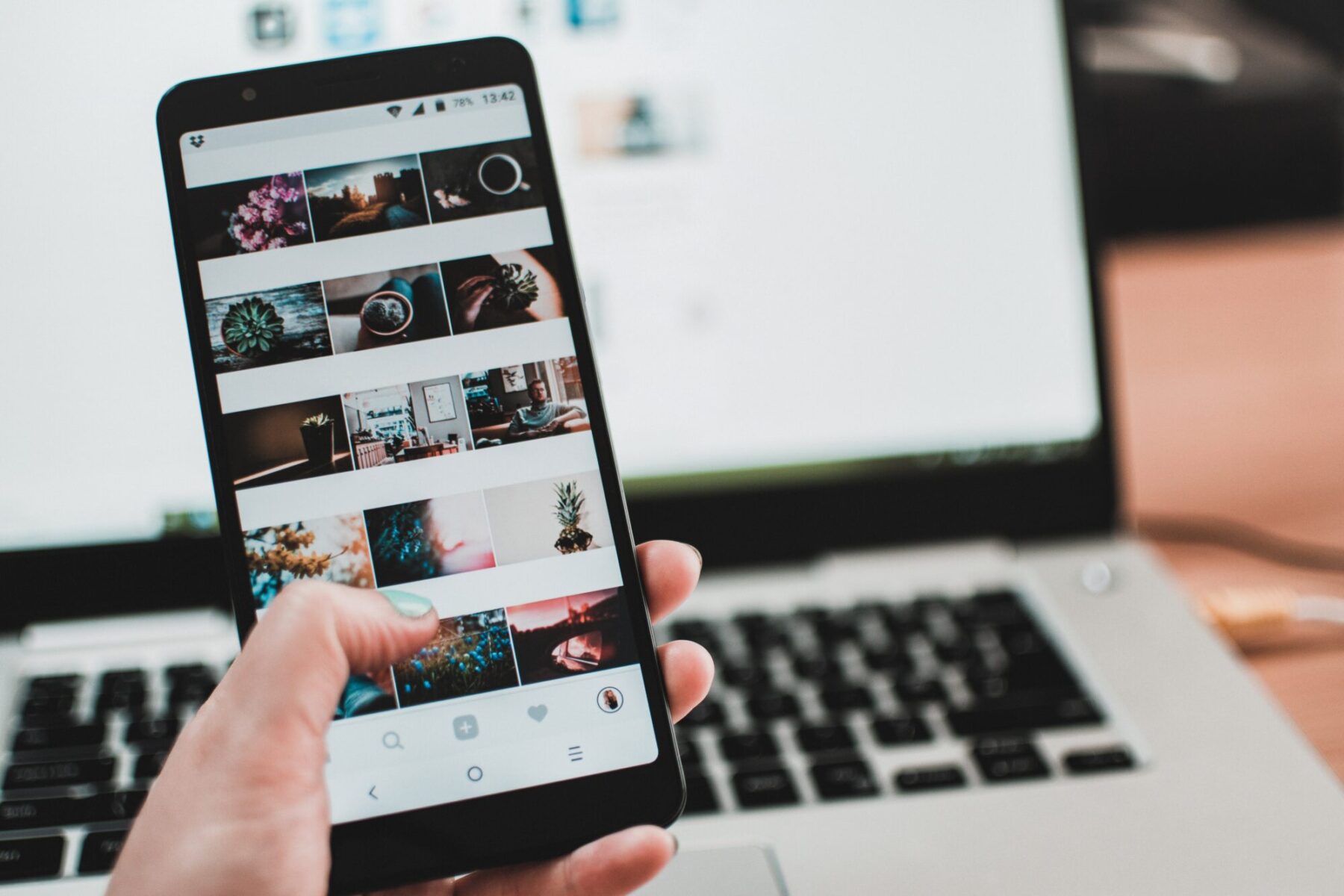 Puedes usar una aplicacion para descargar las historias de instagram