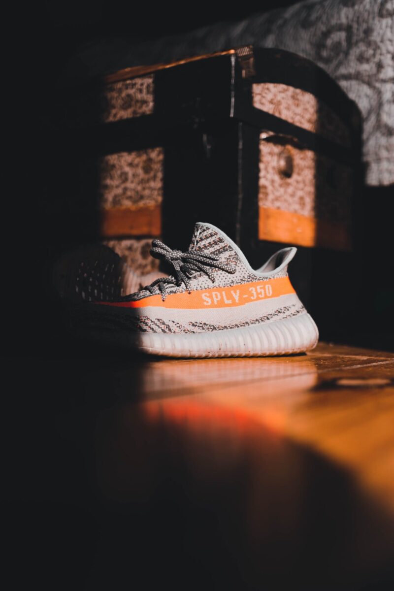 con las caracteristicas de yeezy 350 puedes encontrar comodidad y resistencia