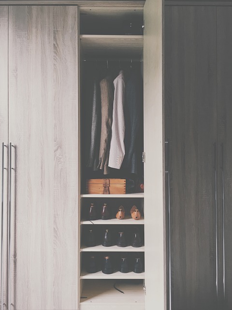 Ideas para combinar herrería y madera en un closet