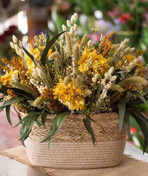 Descubre la belleza atemporal de las cestas de mimbre con flores secas