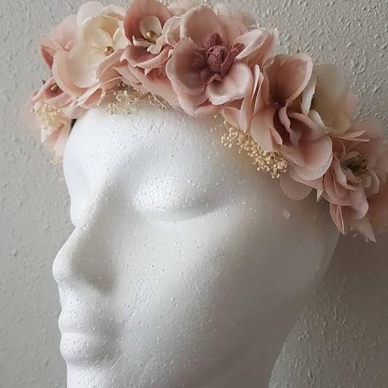 Tocados de comunión hechos a mano: Encuentra los accesorios perfectos para un día especial