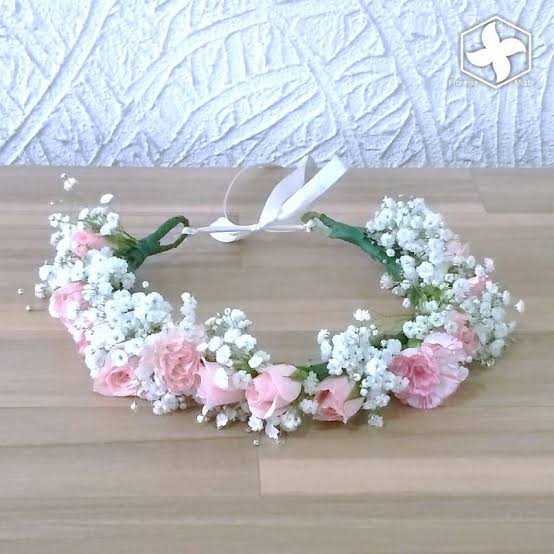 Descubre la belleza de los tocados de comunión hechos a mano