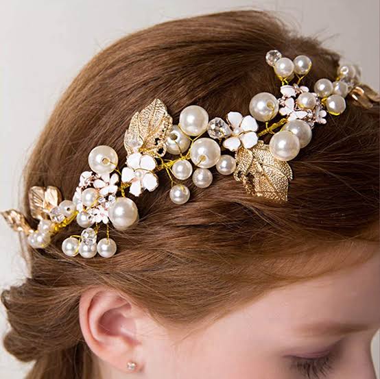 Tocados de comunión únicos: diseño y elegancia en cada pieza