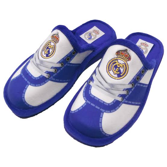 Pasión en cada paso: Zapatillas para casa con el escudo del Real Madrid