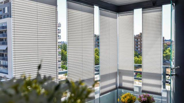 Estores para cortinas de cristal: Privacidad y estilo en tus espacios