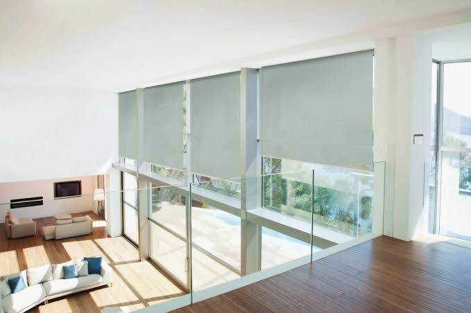 Ahorra energía con estores para cortinas de cristal: Eficiencia y confort