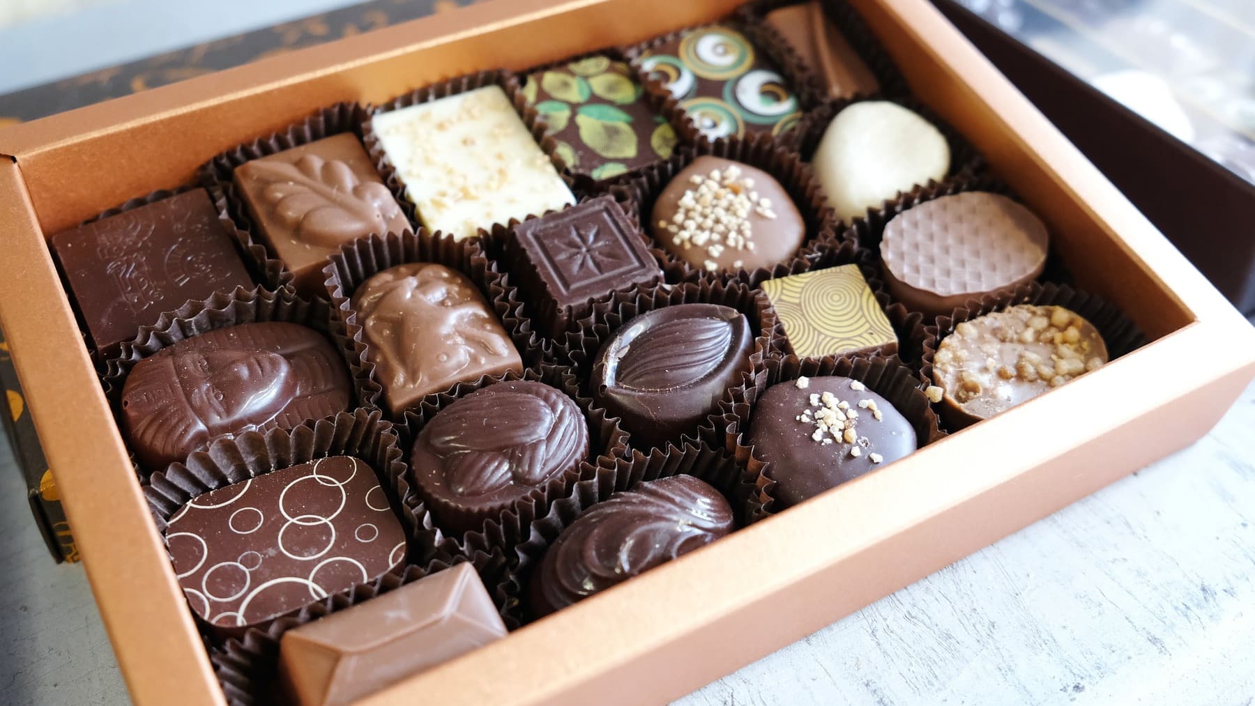 ¿Qué tipos de chocolates se pueden encontrar en una caja así?